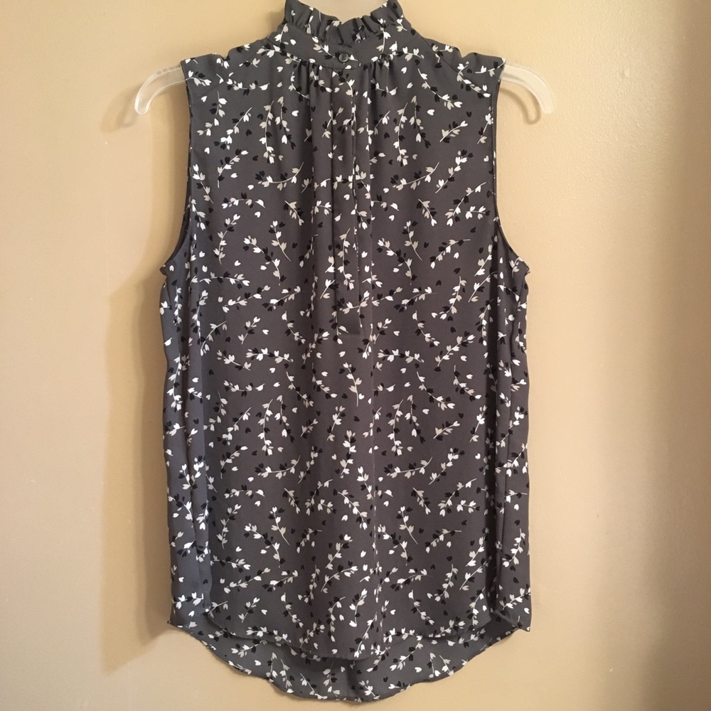 Ann Taylor sleeveless retro ruffle collar shirt